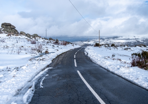 estrada com neve em peneda Gerês