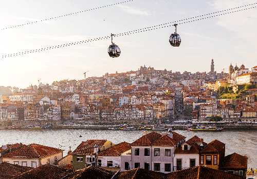 Pôr do sol sobre o rio Douro, Vila Nova de Gaia à esquerda e o Porto à direita 