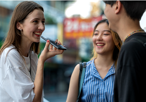 Turista a utilizar tradutor no telemóvel para falar com locais