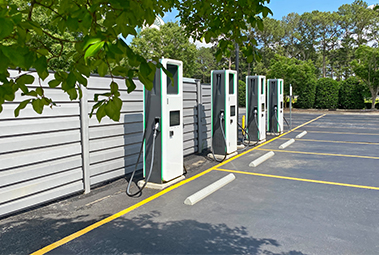 postos de carregamento de carros el&eacute;tricos na rua