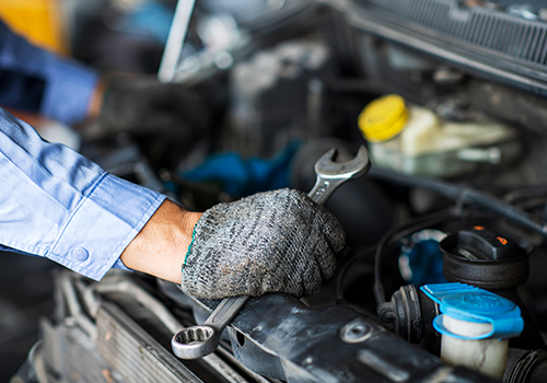mecânico a arranjar um carro