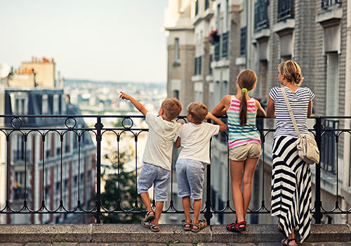 mãe e três filhos a observar paisagem em Paris.