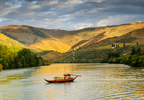 ruzeiro em barco rabelo na região do Douro.
