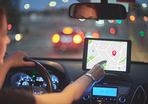 Mulher a usar o GPS do carro
