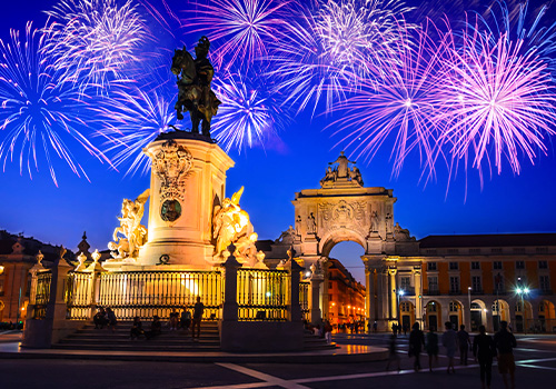 Praça do Com&eacute;rcio à noite com fogo de artifício, Lisboa, Portugal