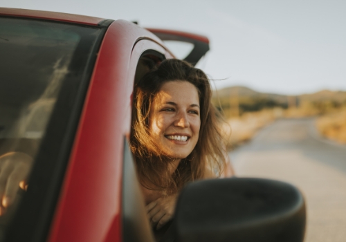 Mulher a fazer uma viagem de carro